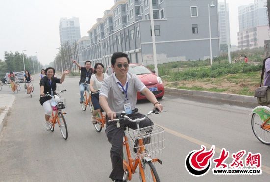 記者們騎上公共自行車，感受到城市公共自行車的便捷和樂趣。 記者 郭豪 攝。